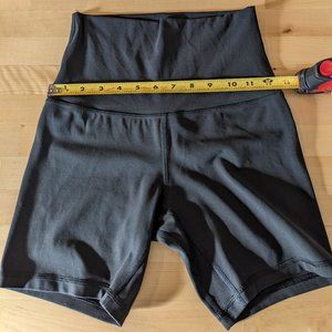 Lululemon - Align Super-High-Rise Short 6" (size 6)